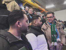 Sport verbindet: Gefl�chtete erleben Eishockeyspiel in Neuwied