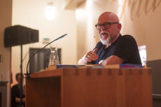 Literatursommer-Finale: Bernd Gieseking brilliert in der Birkenhof-Brennerei