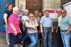 Neues Hinweisschild am Martinsweg in Engers enth�llt