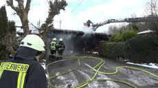 Aktualisiert: Feuerwehr rettet Bewohner aus brennendem Holzhaus