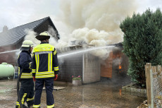 Aktualisiert: Geb�udevollbrand in Niederro�bach gel�scht