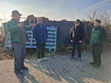 CDU-Kandidat Jan Petry informierte sich auf dem Hof Meerheck in Neuwied �ber Schutz f�r Weidetierhalter