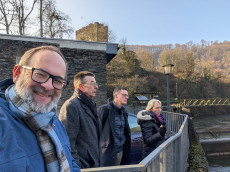 Jan Petry spricht die Transparenz und Sicherheit beim Stauwehr Altwied an