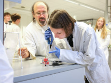 Ein Krimi im Labor: Sch�ler lernten in einem Forensik-Workshop in Siegen