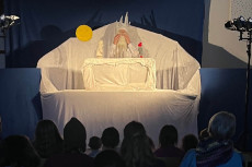 Puppentheater entf�hrt in die Welt von K�nig Winter