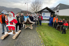 Robacher Rentner verschnern das Dorf zur Adventszeit
