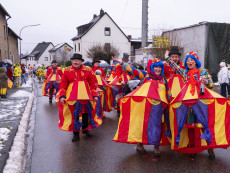 Von Pfauen bis Azteken: Kleinmaischeids bunter Rosenmontagszug trotzt dem Wetter