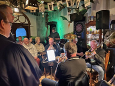 Gr�ner Kneipengottesdienst in Dreisbach begeistert zum St. Patrick