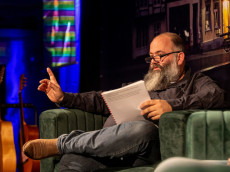 Micha Kr�mer live in Selters: Krimi, Camorra und Gitarrenkl�nge