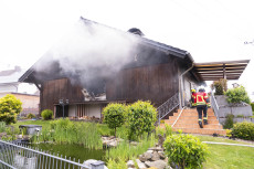 Feuerwehr rettet Dackel aus brennendem Haus in Linkenbach