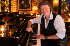 Manfred D�llberg spielt Udo J�rgens f�r den guten Zweck
