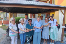 Ein neuer Treffpunkt im Rosengarten des Josef-Ecker-Stifts