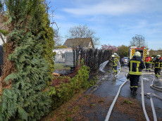 Feuerwehren bei Heckenbrand in Urbach gefordert