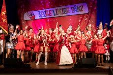 Kinderkarneval in Linz am Rhein: Mathilda I. und Luca I. �bernehmen das Zepter