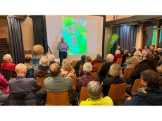 Klaus Maresch beim Vortragabend in Puderbach: Asiatische Hornisse - Gefahr f�r Bienen und �kosysteme