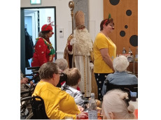 Mit Hoffnungsbren im Schlepptau: Nikolaus und Clowndoktoren verzaubern das St. Vinzenzhaus Gebhardshain