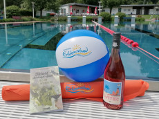 "Pool, Buch und Wein" mit Autorin Ulrike Puderbach im Erlebnisbad Herschbach