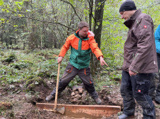 Freiwillige in Hachenburg mit dem Bergwaldprojekt im Einsatz f�r intakte �kosysteme, Wasserr�ckhalt und Artenvielfalt 