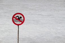 Badeverbot in der Sieg: Aufr�umarbeiten nach �lunfall gehen weiter