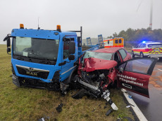 Zweite Aktualisierung: Schwerer Verkehrsunfall mit Lkw auf regennasser K57 bei Hhn
