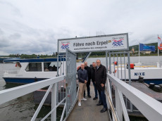 Z�ge fallen aus, die "Nixe" legt ab: Ersatzverkehr w�hrend Sanierung schlie�t Rheinquerung mit ein