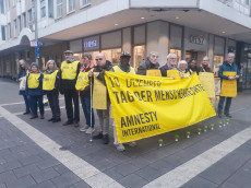 Mahnwache in Neuwied: Amnesty International erinnert an Menschenrechte