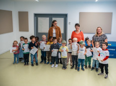 Ein Joghurtbecher streckt die Zunge raus: gelungener Abschluss eines Pr�ventionsprojekts 