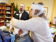 Siegen: Praxisnahe Notfall�bungen f�r Pflege-Azubis im Seniorenheim