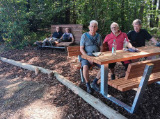 Kausener Rentnergruppe erstellte neue Sitzgruppe