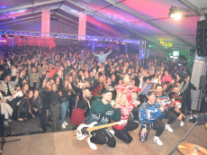 Die Weihnachtskultrockparty in Oberraden mit "Wolle Petry" und den "Backstreet Boys"?