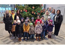 Regiobahnhof Wissen: Kindertagessttte verleiht Weihnachtsbaum Glanz