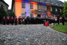 125 Jahre Stadt- und Feuerwehrkapelle Wissen: Gro�er Zapfenstreich am Schloss