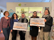 Einhorn Apotheke Hachenburg und Seelsorger Peter Klotz spenden f�r Kinderhospizarbeit