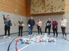 Neue Sportb�lle f�r die Sch�nst�tter Marienschule: gro�e Freude im Sportunterricht