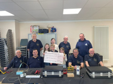 Spenden�bergabe zugunsten der mobilen Jugendpflege: Engagement aus der Mitte der B�rgerschaft