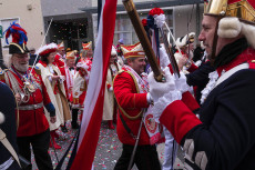 Truppen erobern Rathaus Neuwied: Oberb�rgermeister Einig in Ketten gelegt
