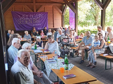 Taufe aus einem lebendigen Brunnen: Erinnerungsgottesdienst f�r Kinder in Lautzenbr�cken