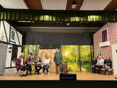 Brillante Premiere der Theatergruppe Roßbach mit "Wahllos schlägt das Schicksal zu"