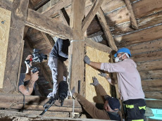 St�ck f�r St�ck ins Museum: Abbau des 270 Jahre alten Fachwerkhauses in Scheuerfeld hat begonnen