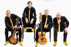 Klappstuhl-Konzert mit The BEAT!radicals in Bellingen: Beatmusik am Sportplatz