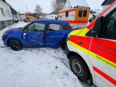 Rettungswagen kollidiert mit Pkw: Drei Leichtverletzte in H�hn
