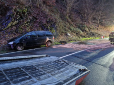 Verkehrsunfall bei Bendorf-Sayn: Auto kippt in Kurve um