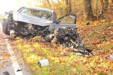 Alleinunfall auf der Bundesstrae (B 256) Hhe Gllesheim: Fahrer wurde schwer verletzt