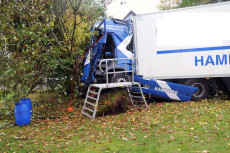 Lkw prallt in Neitersen gegen Baum: Fahrer aus F�hrerhaus befreit