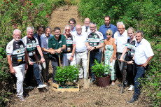 Pflanzaktion bei Westerwlder Holztagen verbindet Natur und Hoffnung