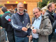 Erstes Weinfest am Waldstadion in Dttesfeld zog zahlreiche Besucher an