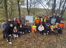 Azubis der Westerwald Bank helfen, den heimischen Wald aufzuforsten