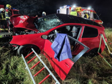 Frontal gegen einen Baum: Feuerwehr sichert Pkw vor Abrutschen zwischen Bellingen und Rotenhain
