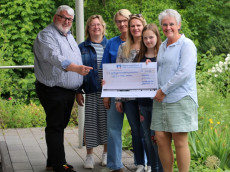 Theaterfreunde Jedermann e.V. spenden 2.222 Euro an Hospiz St. Thomas in Dernbach