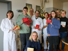 Weihnachtskarten bringen Freude auf die Palliativstation im Herz-Jesu-Krankenhaus